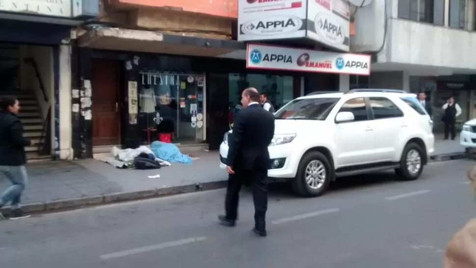 POLÉMICA. La Policía retiró a unos indigentes luego de que el vicegobernador pasara por el lugar. FOTO TOMADA DE TWITTER.COM/JOSECITORS