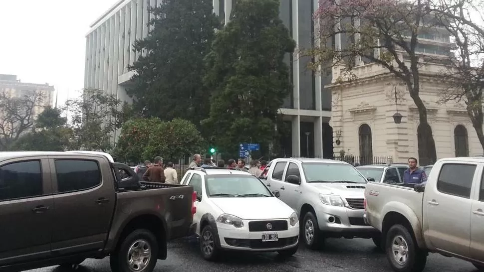 PROTESTA. Los ruralistas cortaron el tránsito en las inmediaciones de la Legislatura.  LA GACETA / FOTO DE LUIS DUARTE VÍA MÓVIL