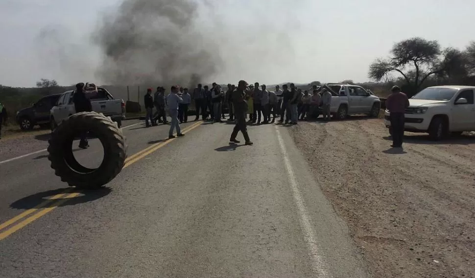 JORNADA DE PROTESTA. Los productores interrumpieron el paso de vehículos en las rutas, cada media hora. IMAGEN ENVIADA AL SERVICIO DE LA GACETA EN WHATSAPP