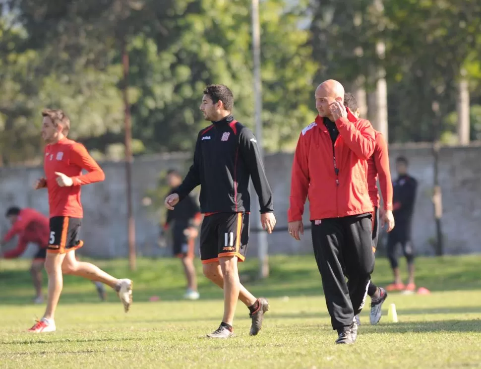 PREOCUPADO. Pena cree que el “santo” debe mejorar para luchar por el ascenso. la gaceta / foto de héctor peralta (archivo)