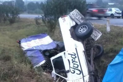 Dos camionetas volcaron en la ruta nacional 9, en Los Nogales