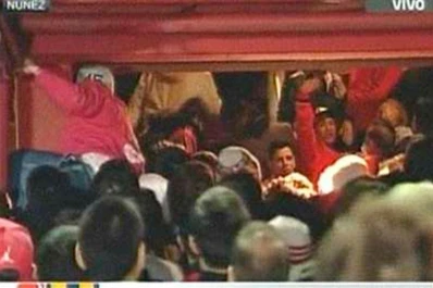 Corridas, descontrol y colados para ver la final