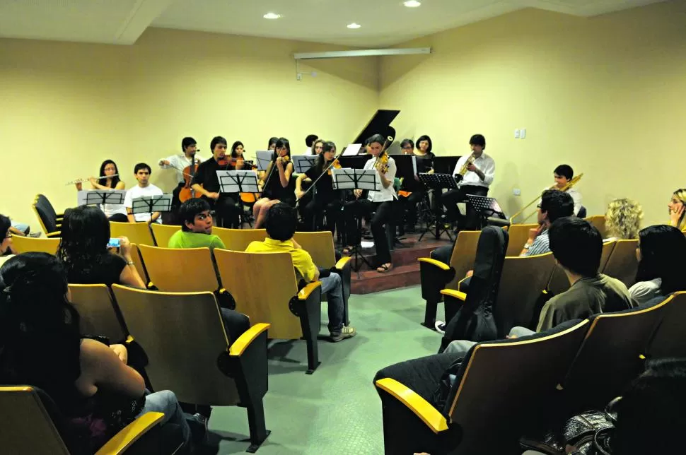 HABITUÉS DEL AUDITORIO. Los estudiantes, dando cuenta de su aprendizaje musical, son los principales favorecidos con el reconocimiento. 