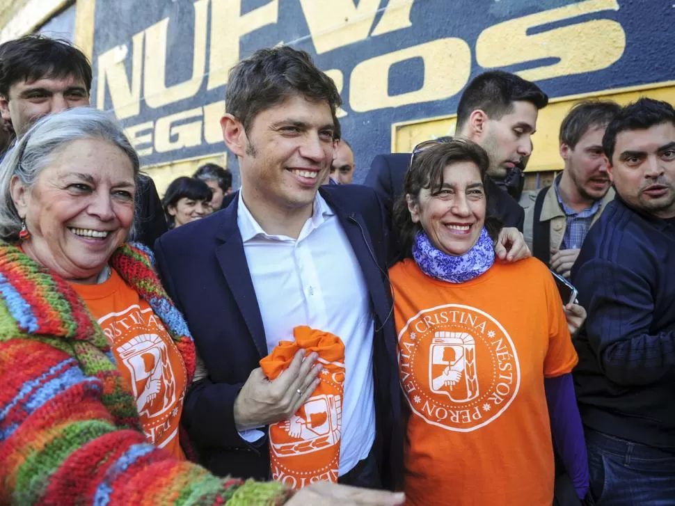 DE CAMPAÑA. Kicillof fue a un encuentro con jubilados en el club Atlanta. telam