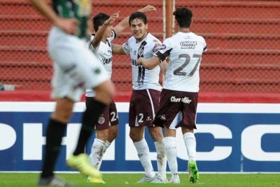 Lanús goleó a Chicago y se metió en octavos