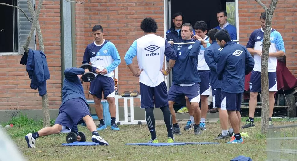 MIÉRCOLES PARTIDO. Los jugadores que el domingo pasado tuvieron acción ante Brown de Madryn se dedicaron al trabajo físico, mientras que el resto hizo fútbol.  la gaceta / foto de héctor peralta
