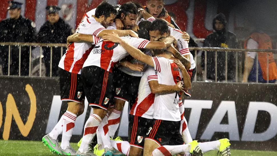 HISTÓRICO. River se abraza bajo la lluvia con la Copa Libertadores ya conseguida. (REUTERS)