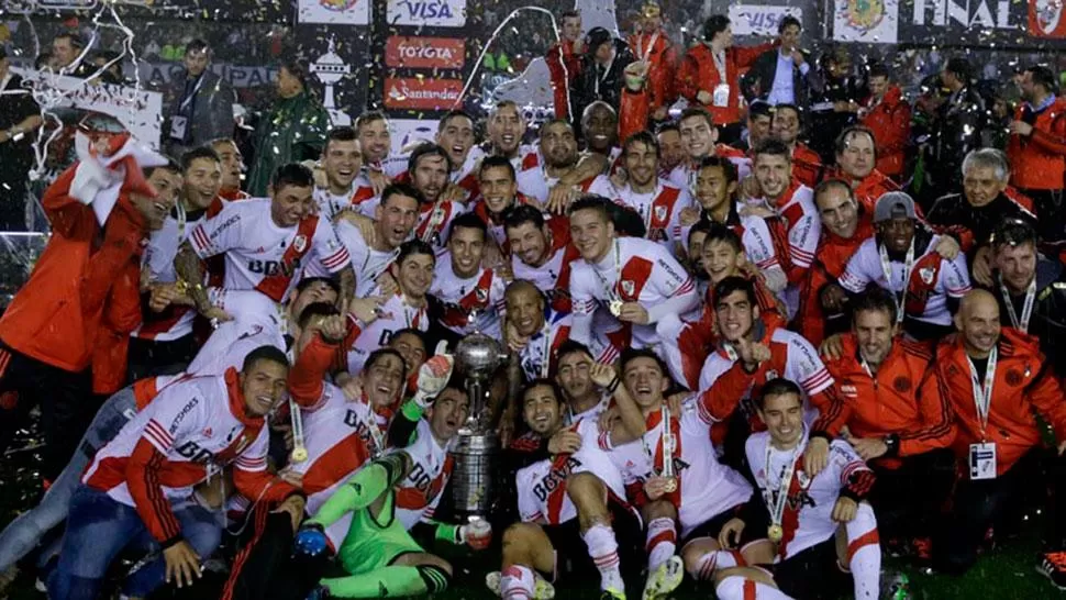 CON LA COPA. El plantel de River cumplió su sueño. (LANACIÓN.COM)