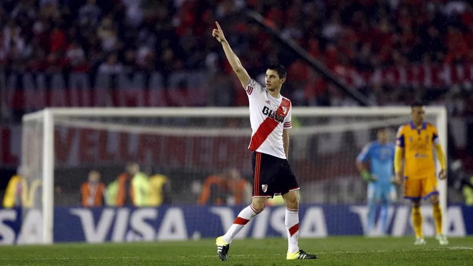 FSETEJO HISTÓRICO. Alario abrió el camino del triunfo de River. (REUTERS)