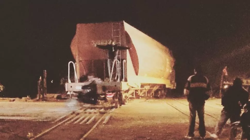 EN EL MEDIO DE LA CALLE. Algunos taficeños compartieron en las redes sociales imágenes del incidente. FOTO TOMADA DE INSTAGRAM.COM/LUQUITASDOMINGUEZ93