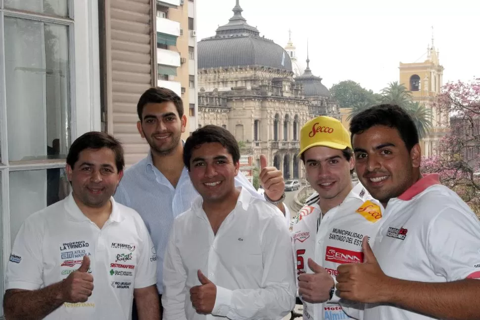 DE “DIEZ”. Lucas Mohamed, Pablo Ortega, Martín Rodríguez, Amadís Farina y Matías Rodríguez, en un balcón de Turismo. prensa tucumán turismo