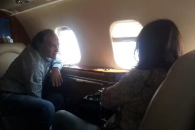 Rezó durante el vuelo para poder abrazar a su hija Rosario, que sigue internada tras el choque