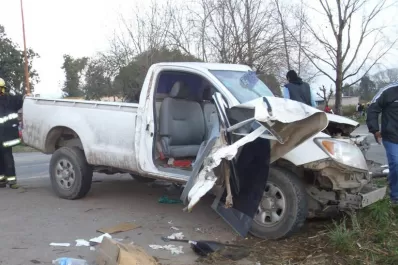 Fuerte choque entre una camioneta y un colectivo en la ruta 38