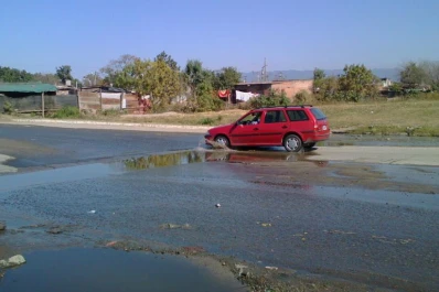 Una pérdida cloacal en uno de los accesos a Lomas de Tafí aflige a los vecinos