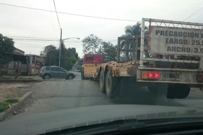 Un camión quedó atrapado sobre las vías del tren, en Marco Avellaneda e Italia