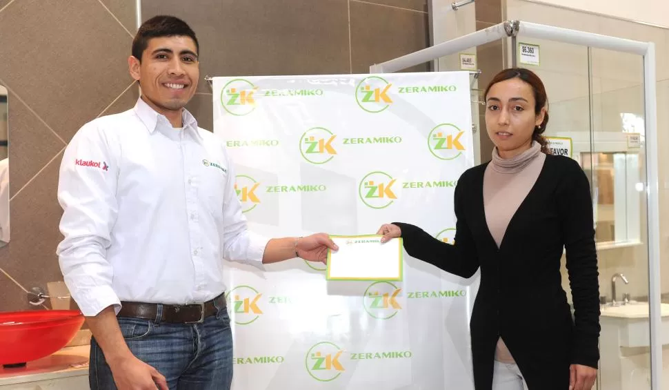 GANADORES. Stella, pareja de Vargas, y María de la Paz Peñalba canjearon los premios de los Números de Oro. LA GACETA / Foto de Héctor Peralta