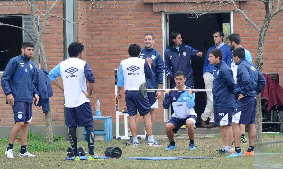 FUERZA. Acosta levanta pesas durante el ensayo, rodeado de sus compañeros y el coordinador de inferiores, Diego Erroz.  la gaceta / foto de hector peralta