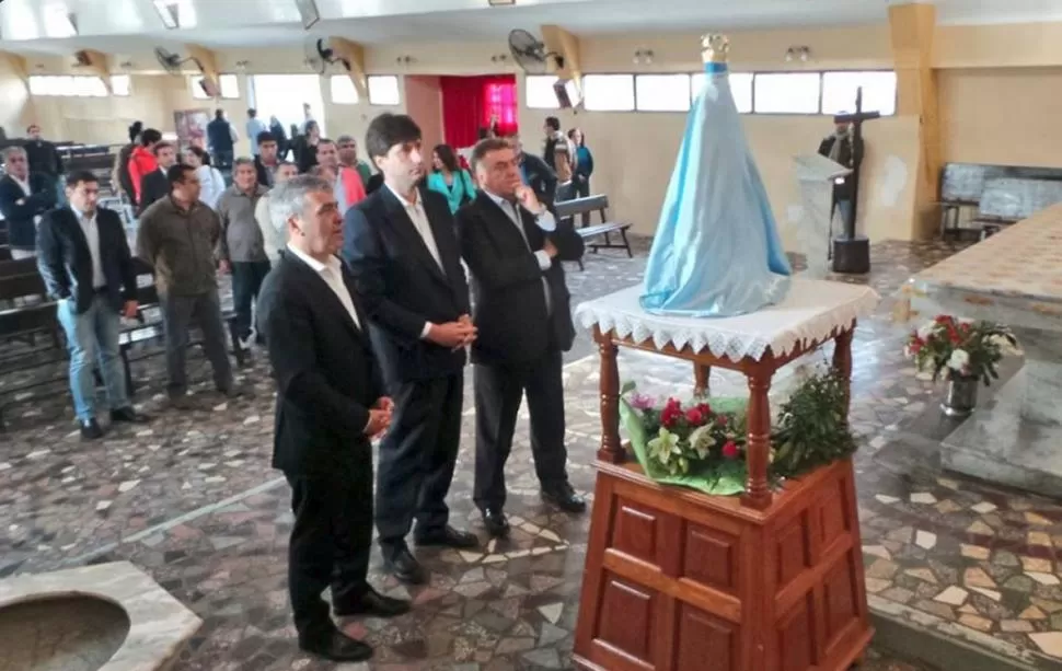 OPOSITORES CON LA VIRGEN. Cano (izq.), Guerra (candidato a intendente de Lules) y Amaya ayer, en La Reducción. foto de @jcanook / twitter