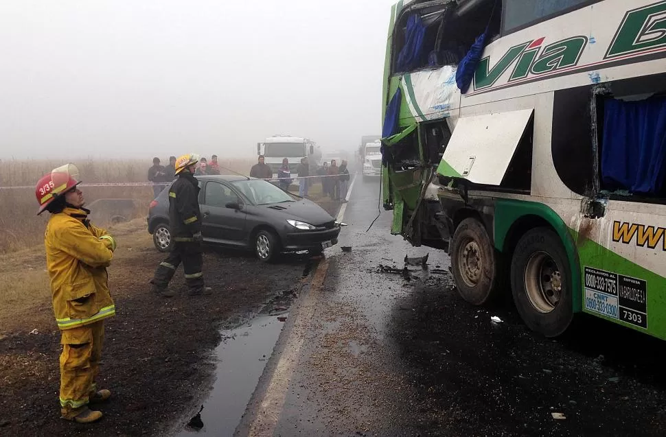 BOMBEROS. Los miembros del escuadrón de Coronel Moldes trabajaron hasta las 14 para despejar la ruta y poder normalizar el tránsito en esa zona. fotos gentileza de tomy fragueiro