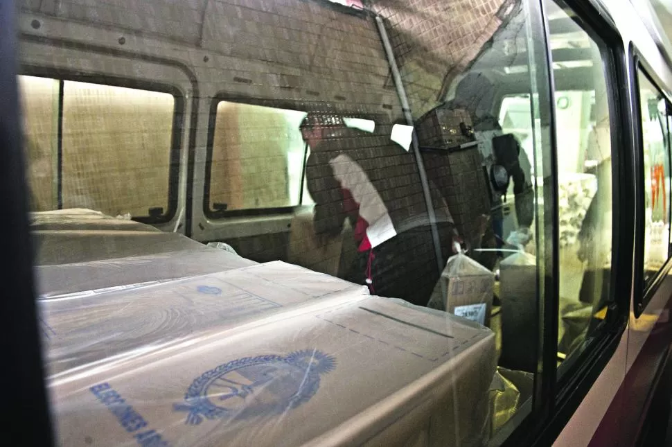 EN LA COMBI. Desde primera hora de la mañana de ayer, personal de la Secretaría Electoral Federal de Tucumán cargó las camionetas. LA GACETA / foto de jorge olmos sgrosso