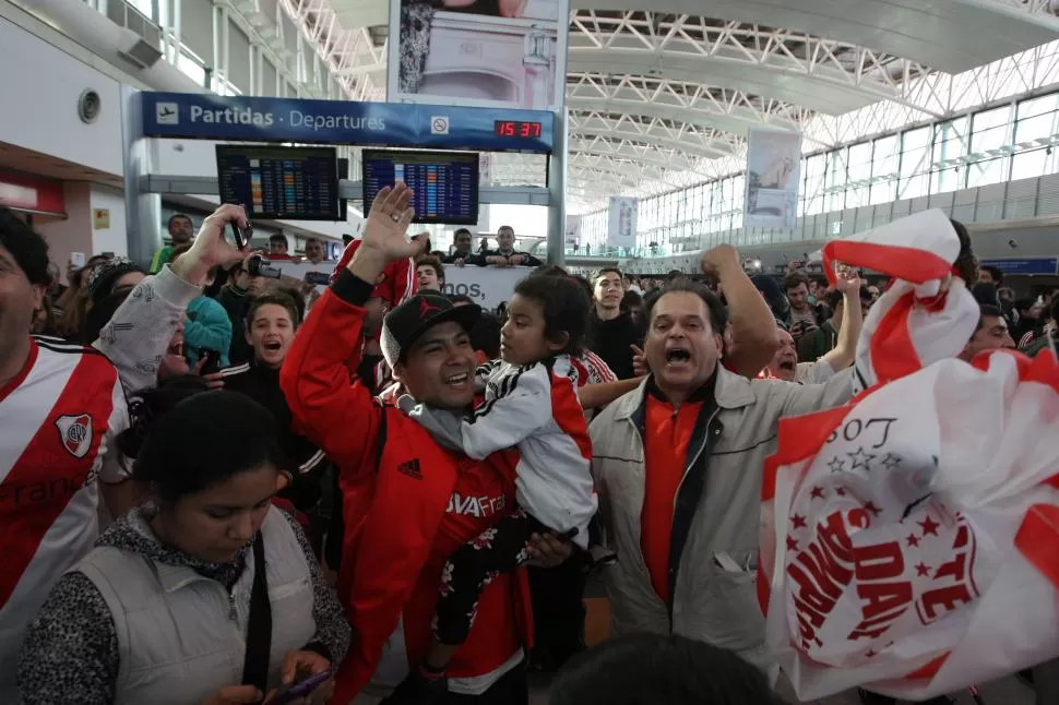 LA DESPEDIDA. Centenares de simpatizantes fueron a despedir al plantel “millonario” en el aeropuerto de Ezeiza. gentileza diario la nación / foto de jorge quirogai