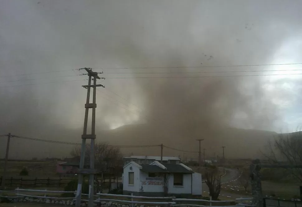 PARA TEMER. Un lector tafinisto envió al WhatsApp de LA GACETA esta imagen, que muestra una columna de tierra elevada por el viento en los cerros, frente al dique La Angostura, en el barrio Las Siringuillas.  la gaceta / fotos de antonio ferroni 