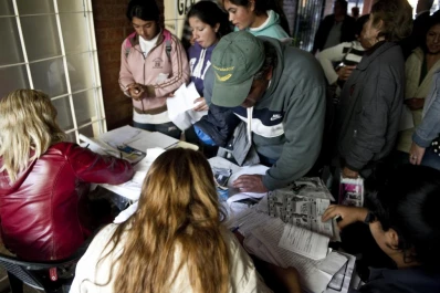 A horas de las elecciones prometen chapas y colchones