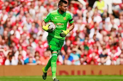 Chiquito Romero debutó en Manchester United y se ganó a la hinchada