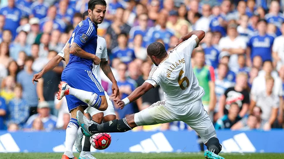 LO INTENTÓ. Fabregas busca superar a Willams. (REUTERS)