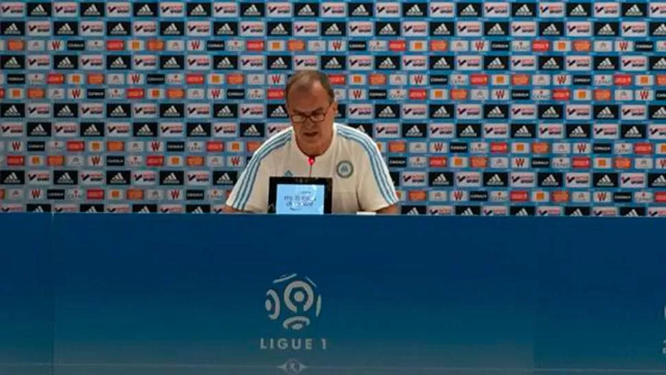 RENUNCIÓ. En conferencia de prensa Bielsa anunció que dejará de ser el DT de Marsella. (@OM_Officiel)