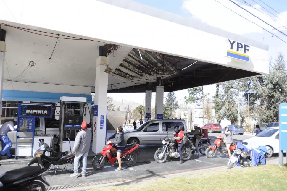  LARGAS COLAS. El jueves a la tarde la estación de servicio volvió a vender combustibles, cuando volvió la luz.LA GACETA / Fotos de Analia Jaramillo