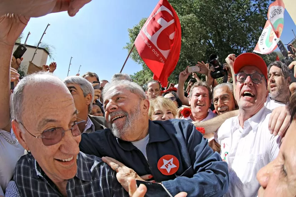 APOYO. El ex presidente Lula da Silva es recibido con simpatía y abrazos por partidarios que lo aguardaban en la sede del ‘Instituto Lula’, en San Pablo. reuters