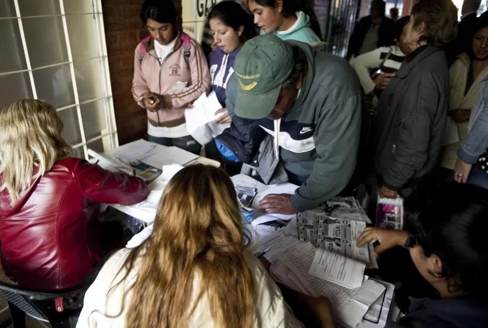 DENTRO DE LA SEDE. A la derecha de la mesa se ven boletas del oficialismo.  