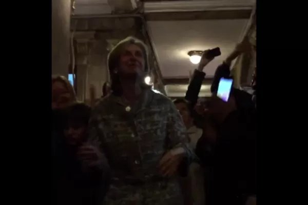 La senadora Beatriz Rojkés bailó en Casa de Gobierno, en el búnker alperovichista