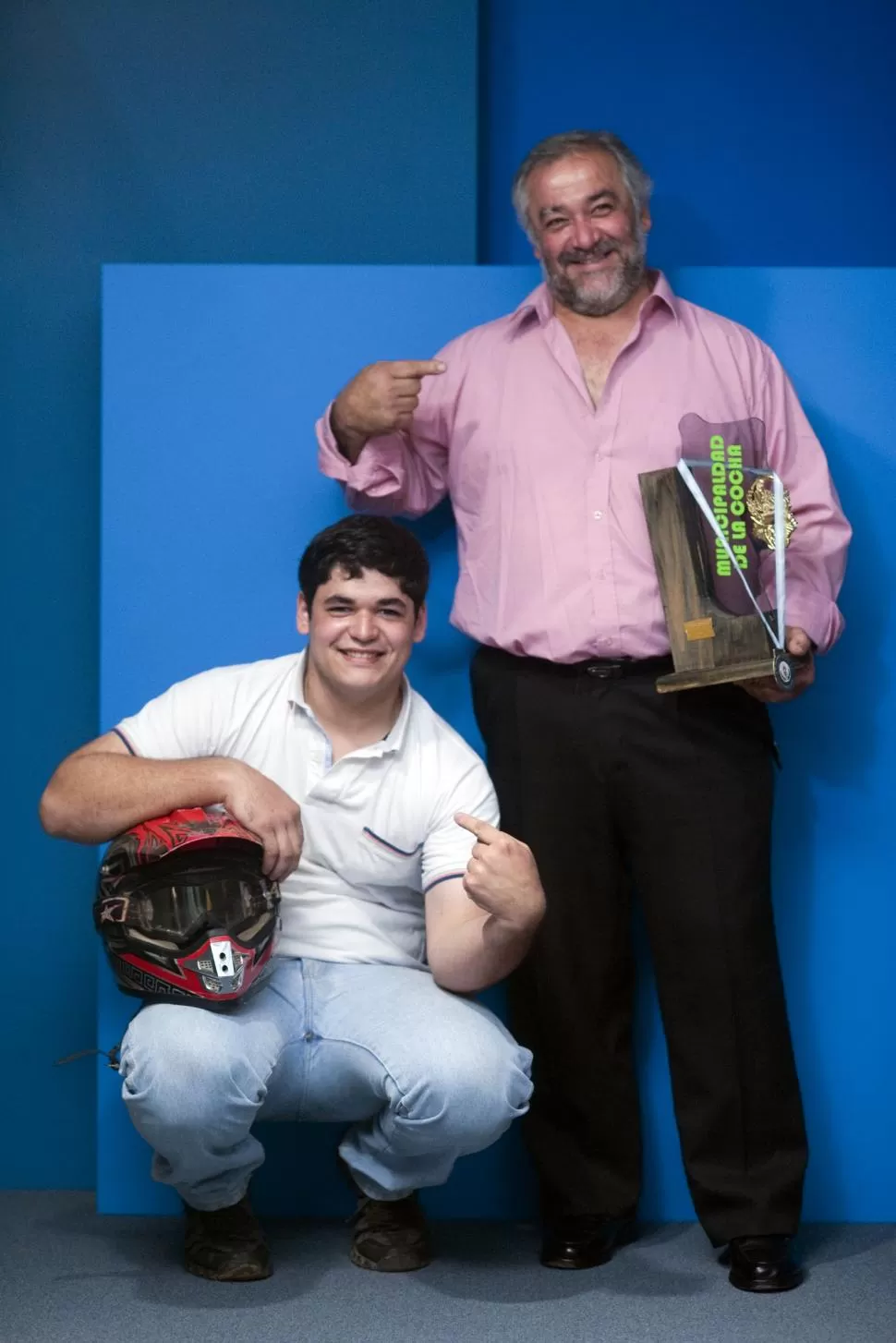 EL “1” SOY YO. “Panchito” y su papá “Lucho” en una simpática toma, jugando a definirse como el mejor del equipo. LA GACETA / FOTO DE DIEGO ARÁOZ