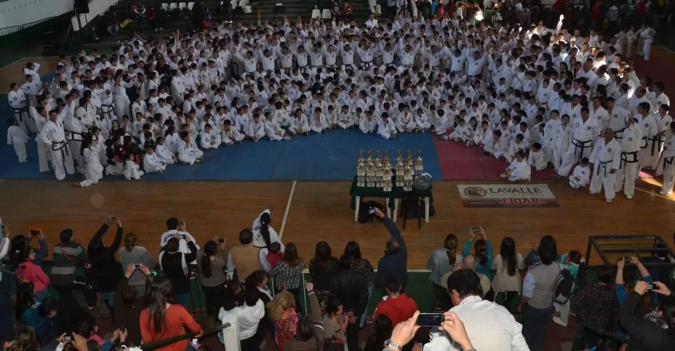 UNA FOTO PARA GUARDAR. Niños, jóvenes y adultos fueron parte de los festejos por el aniversario de la llegada del máximo referente del taekwondo ITF en Tucumán FOTO DE Adolfo Jesus Villanueva