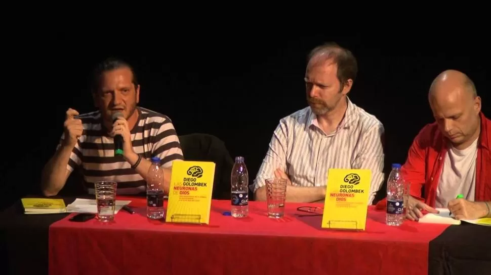 EN SOCIEDAD. Diego Golombek atiende a Darío Sztajnszrajber, en la presentación de Las neuronas de Dios. 