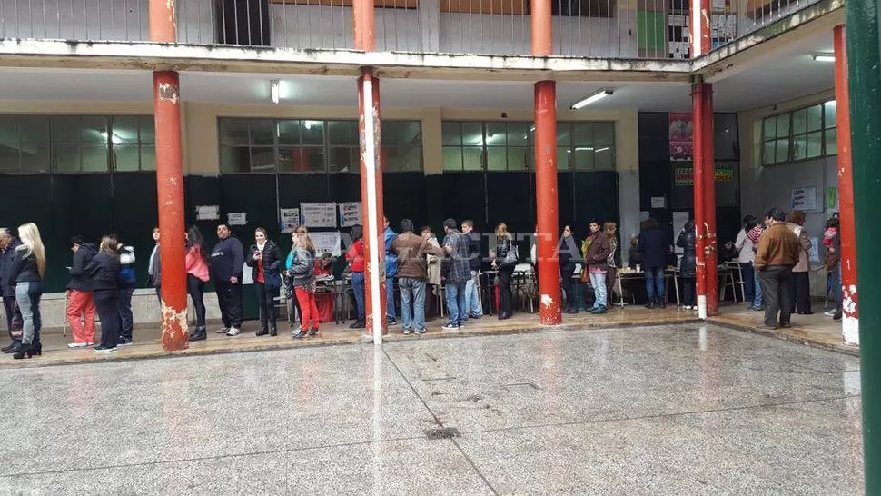 LARGAS COLAS. En diferentes mesas de la escuela Obispo Molina se repitió esta postal durante la tarde del domingo.  LA GACETA / FOTO DE MIGUEL VELARDEZ VIA MOVIL