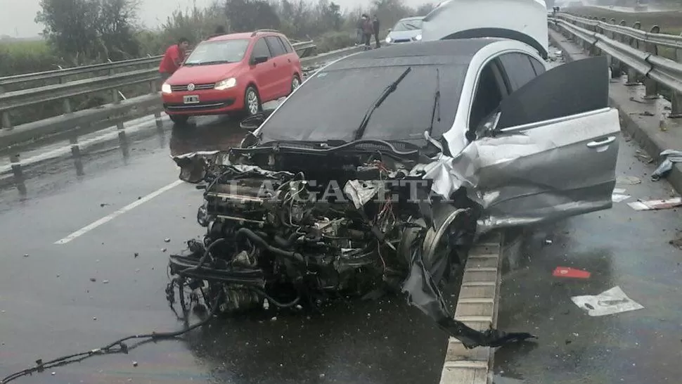 DESTRUIDO. Las partes del auto de alta gama quedaron esparcidas sobre la calzada. FOTO ENVIADA POR UN LECTOR