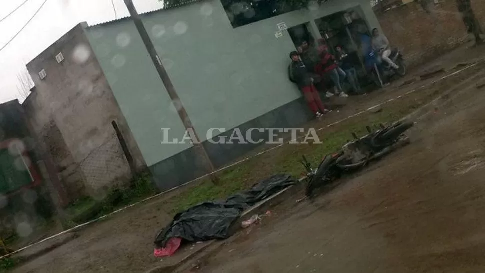 SIN VIDA. Los restos de Cajal yacen sobre el pavimento a centímetros de su rodado. FOTO ENVIADA POR UN LECTOR