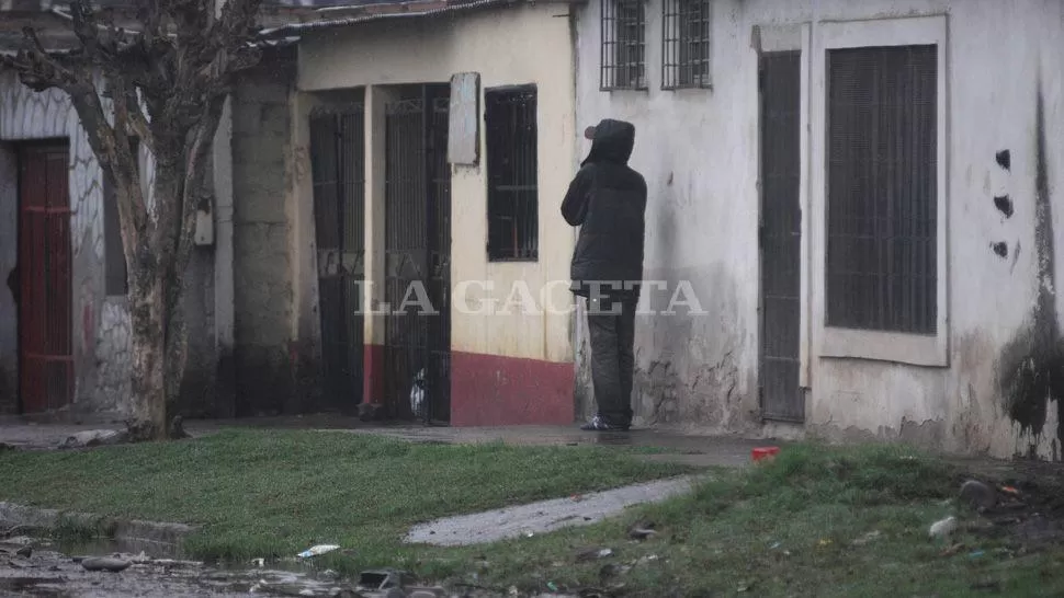 A METROS DE UNA ESCUELA. Los vendedores operaron con impunidad durante toda la mañana en La Costanera. LA GACETA / FOTO DE INES QUINTEROS ORIO