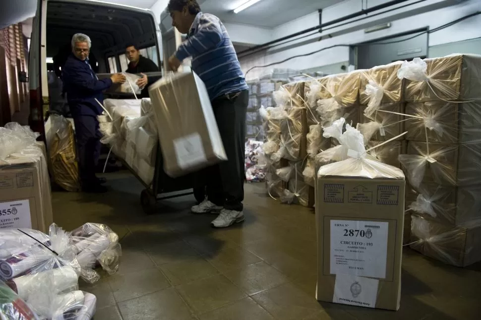 LLEGAN LAS URNAS. Tres empleados bajan urnas en la Justicia Federal. la gaceta / foto de jorge olmos sgrosso