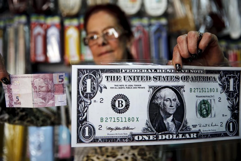 VALOR. Este billete de un dólar, asegura la mujer, equivale a cinco reales. reuters