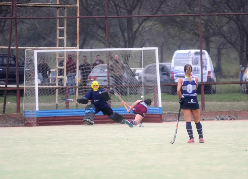 EL MOMENTO CLAVE. Machín ejecuta el remate hacia la izquierda de la arquera Barrio, quien se tiró hacia la derecha. la gaceta / foto de antonio ferroni