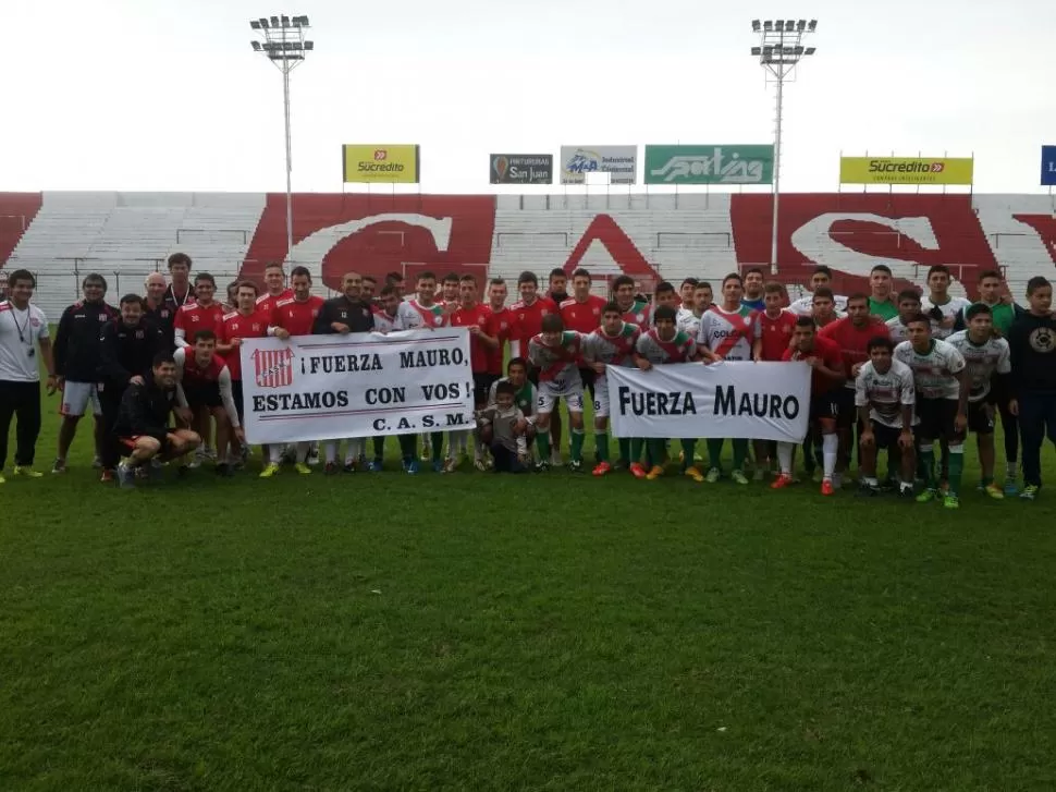 SOLIDARIDAD. Antes de los amistosos, los planteles de San Martín y de San Jorge posaron con banderas en apoyo al juvenil Mauro Ávila, que se encuentra enfermo. FOTO DE RaÚl Chalabe