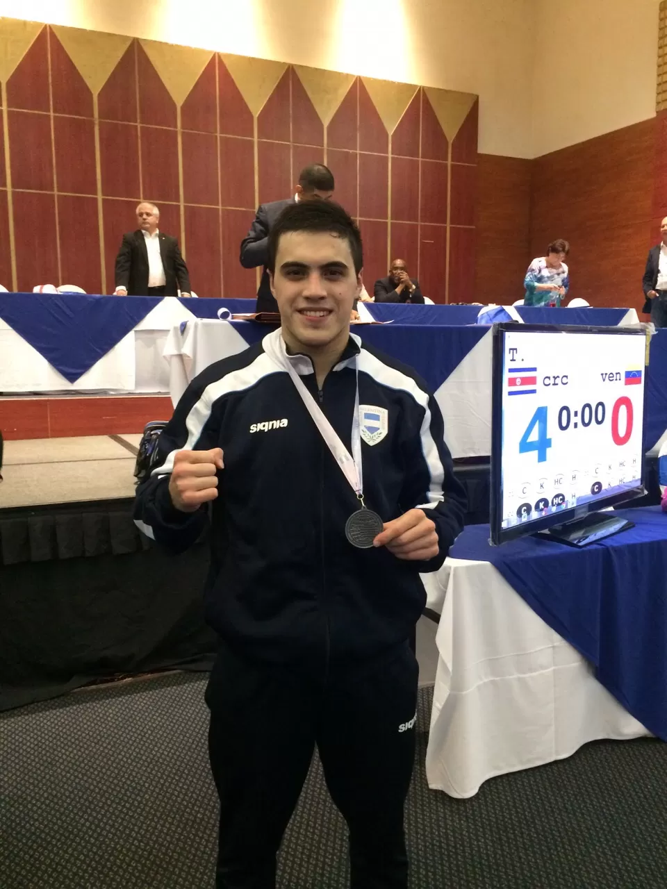 EXITOSO. Navarro luce la presea en el Centro “Juan Pablo Duarte”. foto de gonzalo navarro