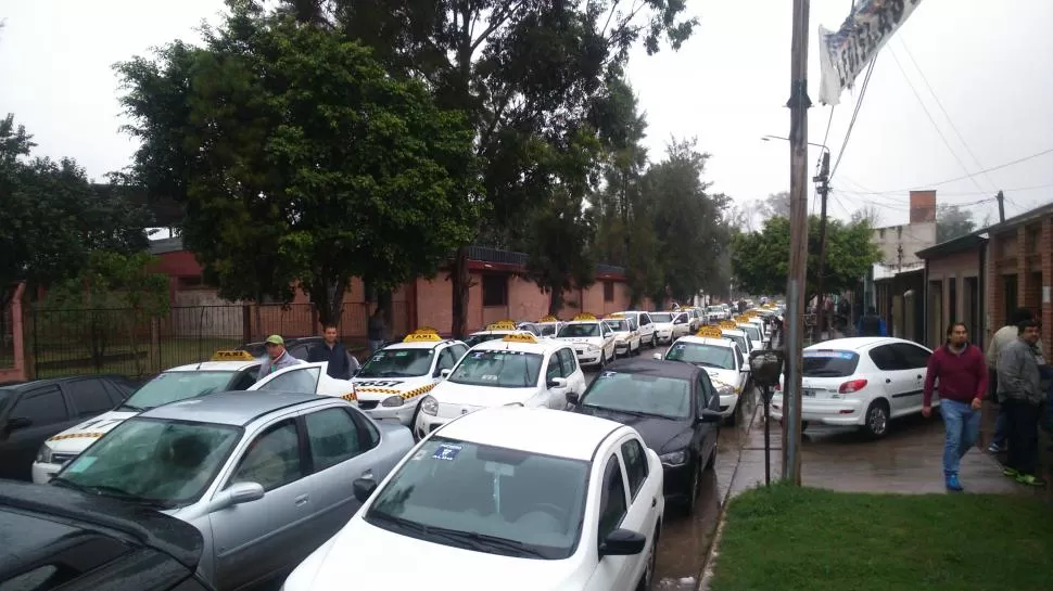 EN FILA. Medio centenar de taxis esperan la orden para ir a buscar votantes. la gaceta / foto de juan pablo duran