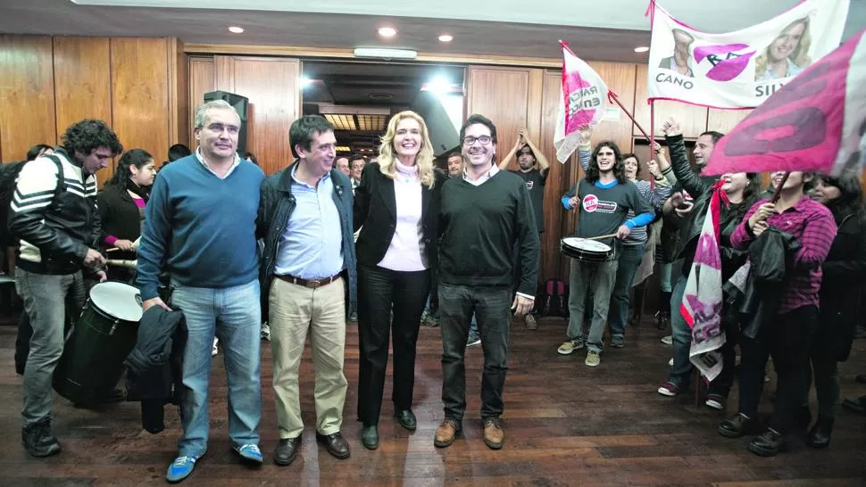 POCO EFUSIVOS. Pablo Walter, Luis Sacca, Silvia Elías de Pérez y Facundo Garretón encabezaron anoche los festejos de la oposición en un hotel céntrico. LA GACETA / FOTO DE DIEGO ARÁOZ