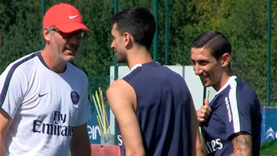 SU NUEVA CASA. Di María, en distendida charla con lauren Blanc y con Pastore.
FOTO TOMADA DE Twitter de París Saint Germain