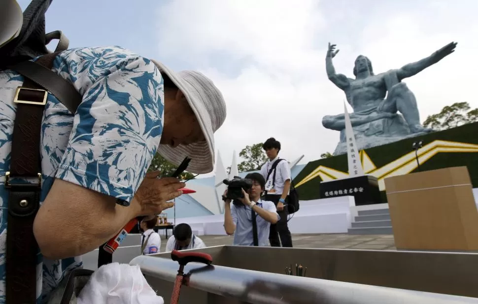 EN NAGASAKI. Una mujer reza ante el Parque de la Paz frente a la estatua que conmemora a las víctimas. REUTERS